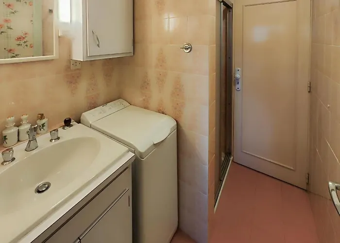 Vakantiehuis 2 Bedroom Cozy In *
